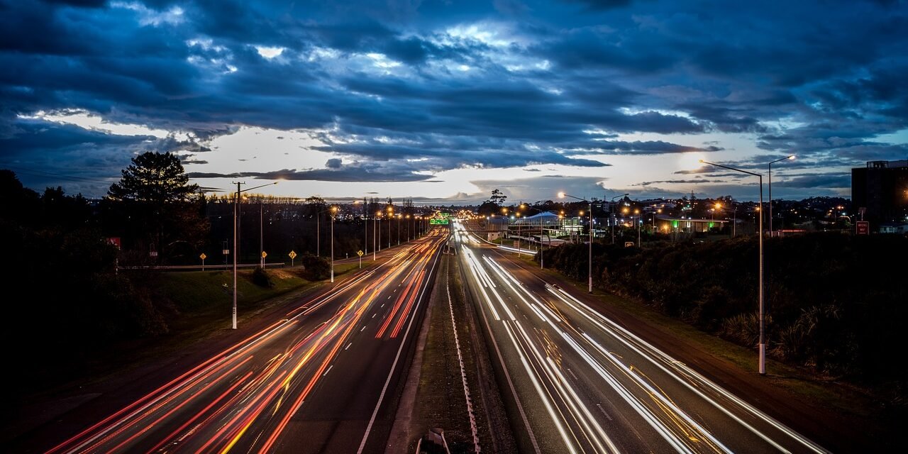 Pratimai-praleidziantiems-laika-uz-automobilio-vairo-1280×640 Naudingi pratimai